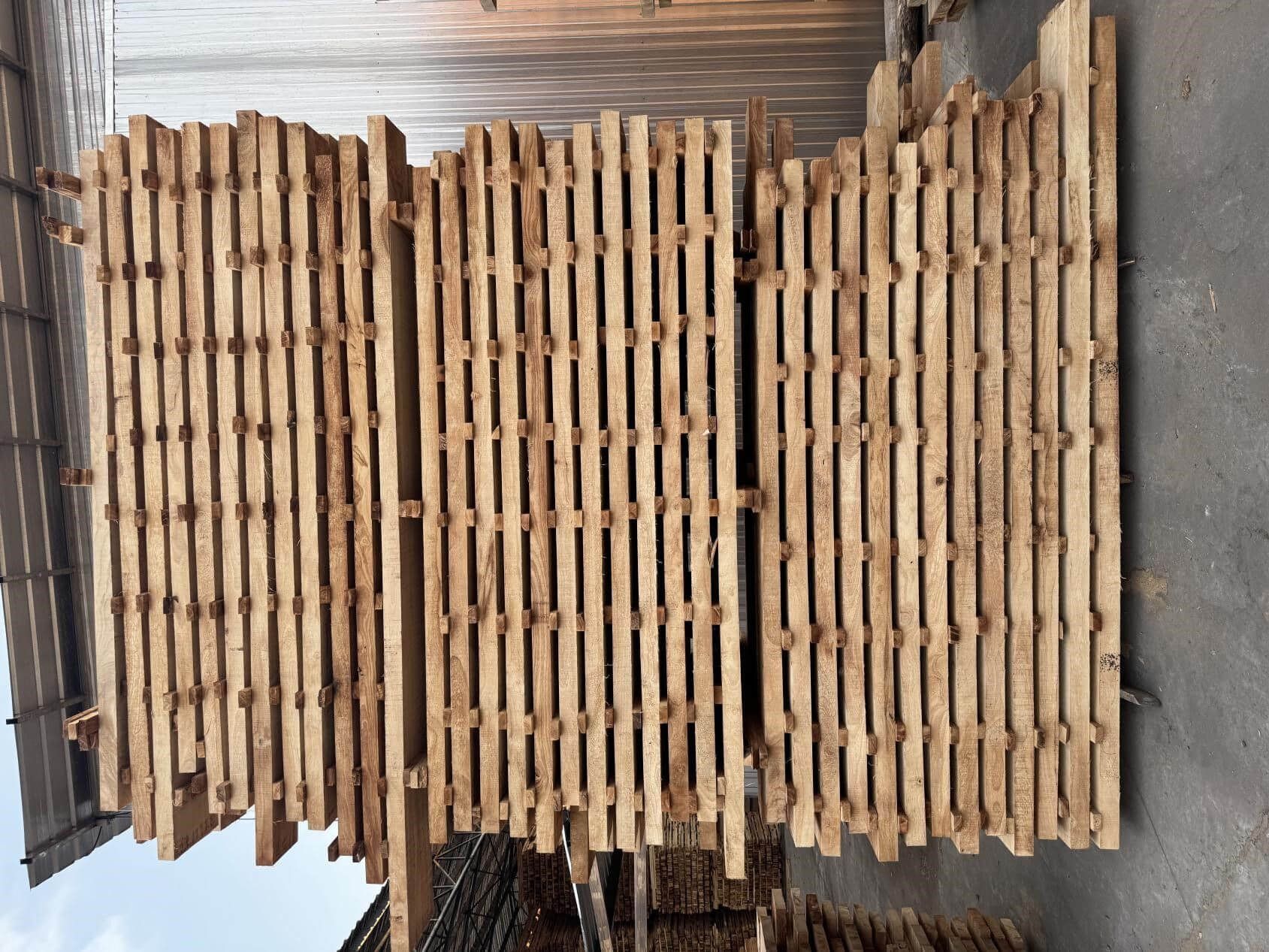 Newest Factory Price Solid Wood Board SAWN TIMBER MAKE PALLET Wood Timber Buyers Other Timber