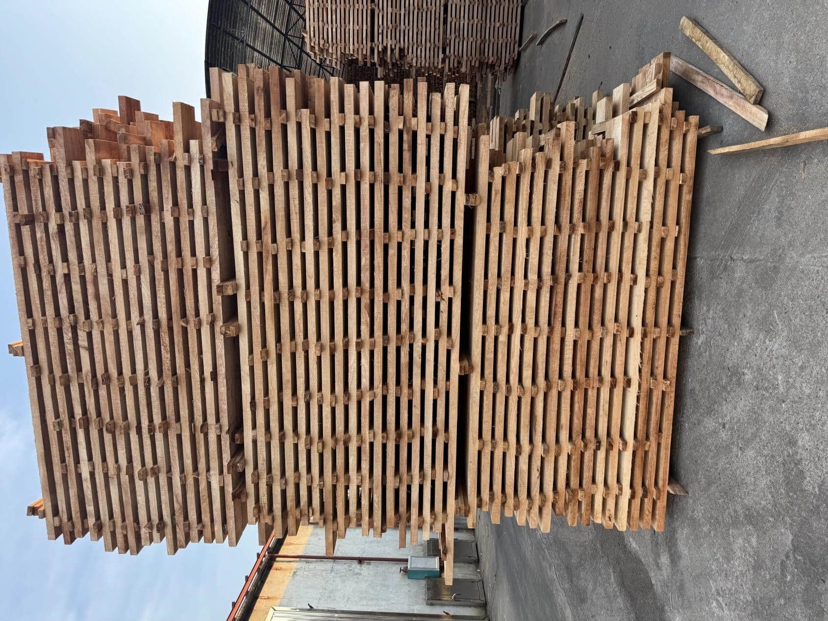 Newest Factory Price Solid Wood Board SAWN TIMBER MAKE PALLET Wood Timber Buyers Other Timber
